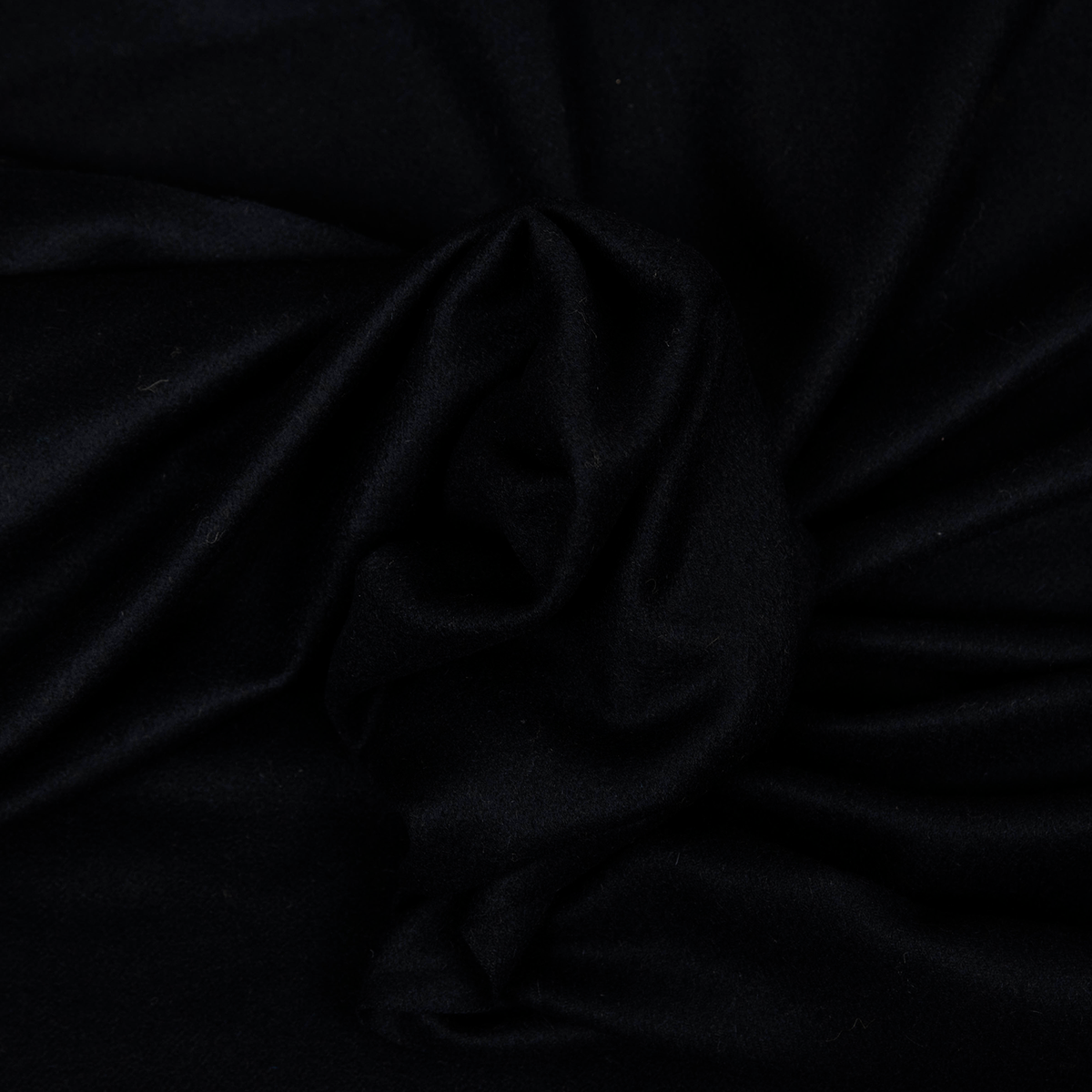 Tessuto pregiato 30% cashmere e 70% lana, pezzo unico da 2,8 metri.