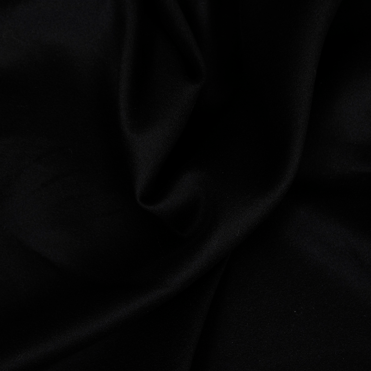 Tessuto sartoriale nero in 30% cashmere e 70% lana, dalla mano morbida e consistente.