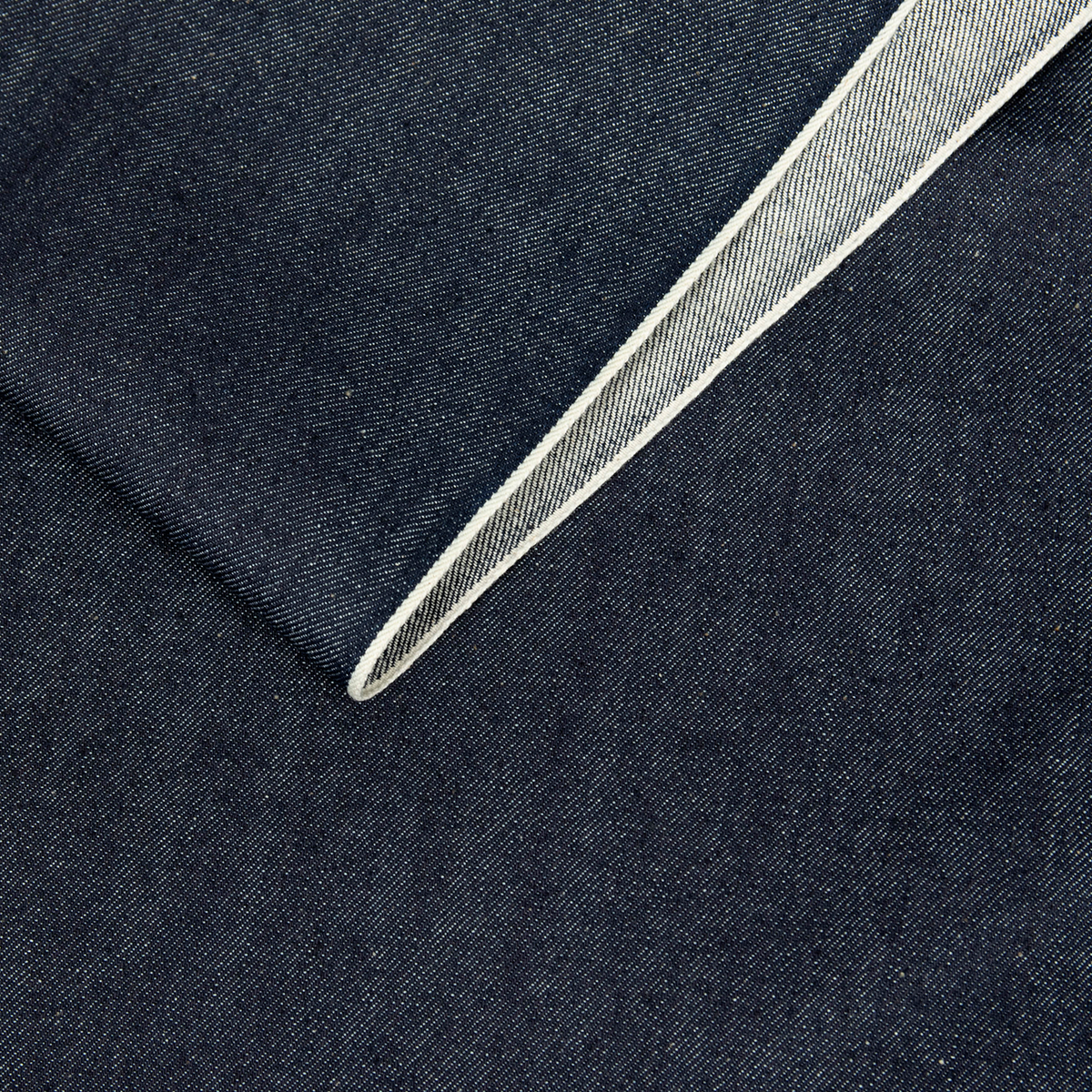 Denim giapponese blu scuro con cimosa bianca, tessuto sartoriale in taglio unico da 3 metri.