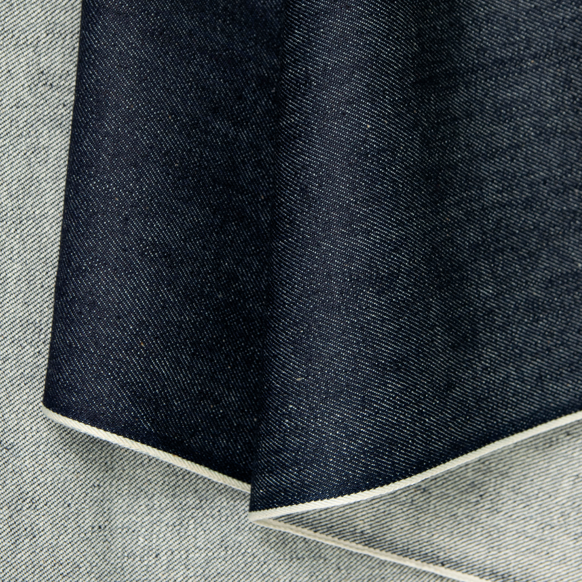 Tessuto denim giapponese blu scuro con cimosa bianca, altezza 80 cm e peso 360 g al metro.