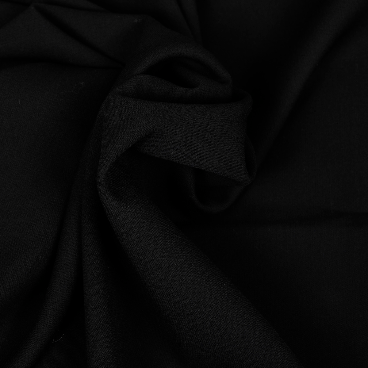 Tessuto sartoriale in pura lana nera, elegante e consistente, con altezza 135 cm e taglio unico disponibile di 1,60 metri.