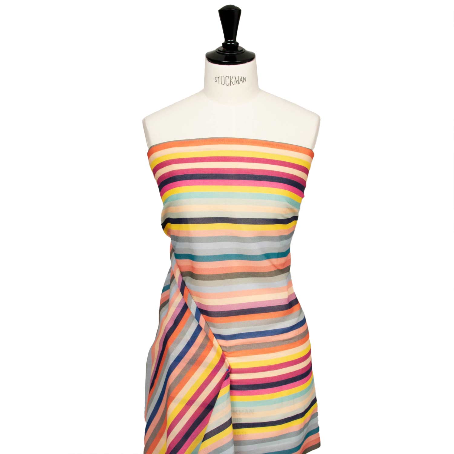 Mussola cotone Made in Italy a righe multicolor drappeggiata su manichino sartoriale, che mostra la caduta fluida del tessuto leggero estivo