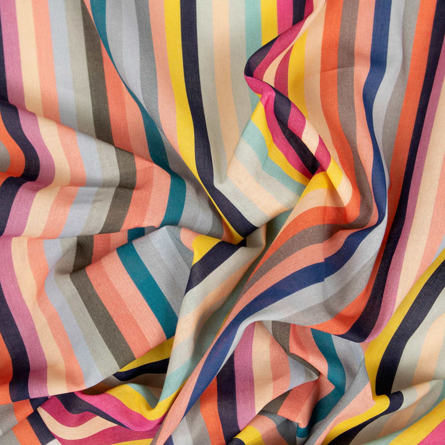 Mussola cotone leggera a righe multicolor arrotolata e drappeggiata, dettaglio della morbidezza e della trama aperta del tessuto estivo