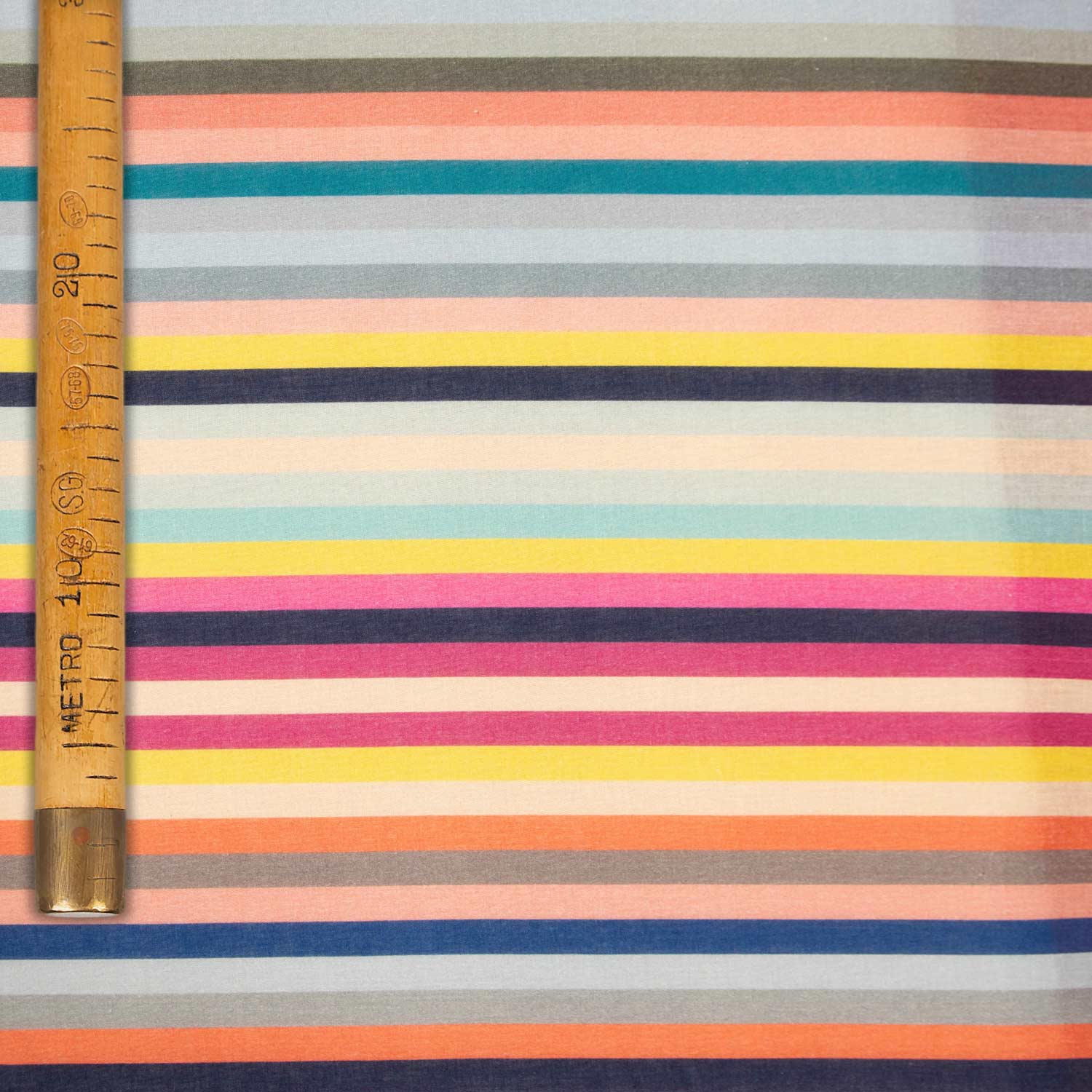 Cotone mussola deadstock Made in Italy a righe multicolor misurato con metro da sarto, larghezza 110 cm, peso 110 gr al metro lineare