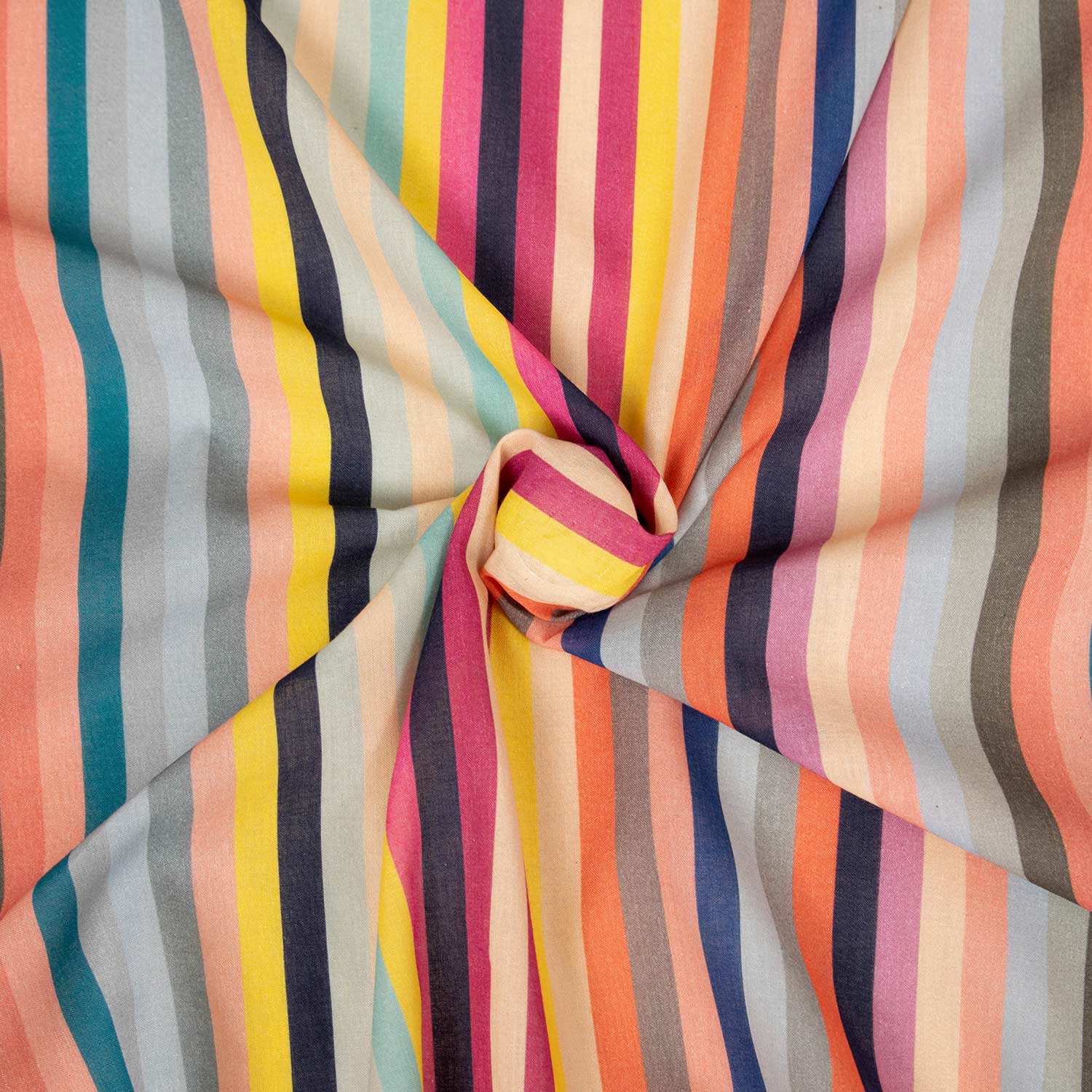 Mussola 100% cotone a righe multicolor arrotolata su se stessa, dettaglio dei colori vivaci del pattern: giallo, fucsia, arancio, teal, navy e grigio