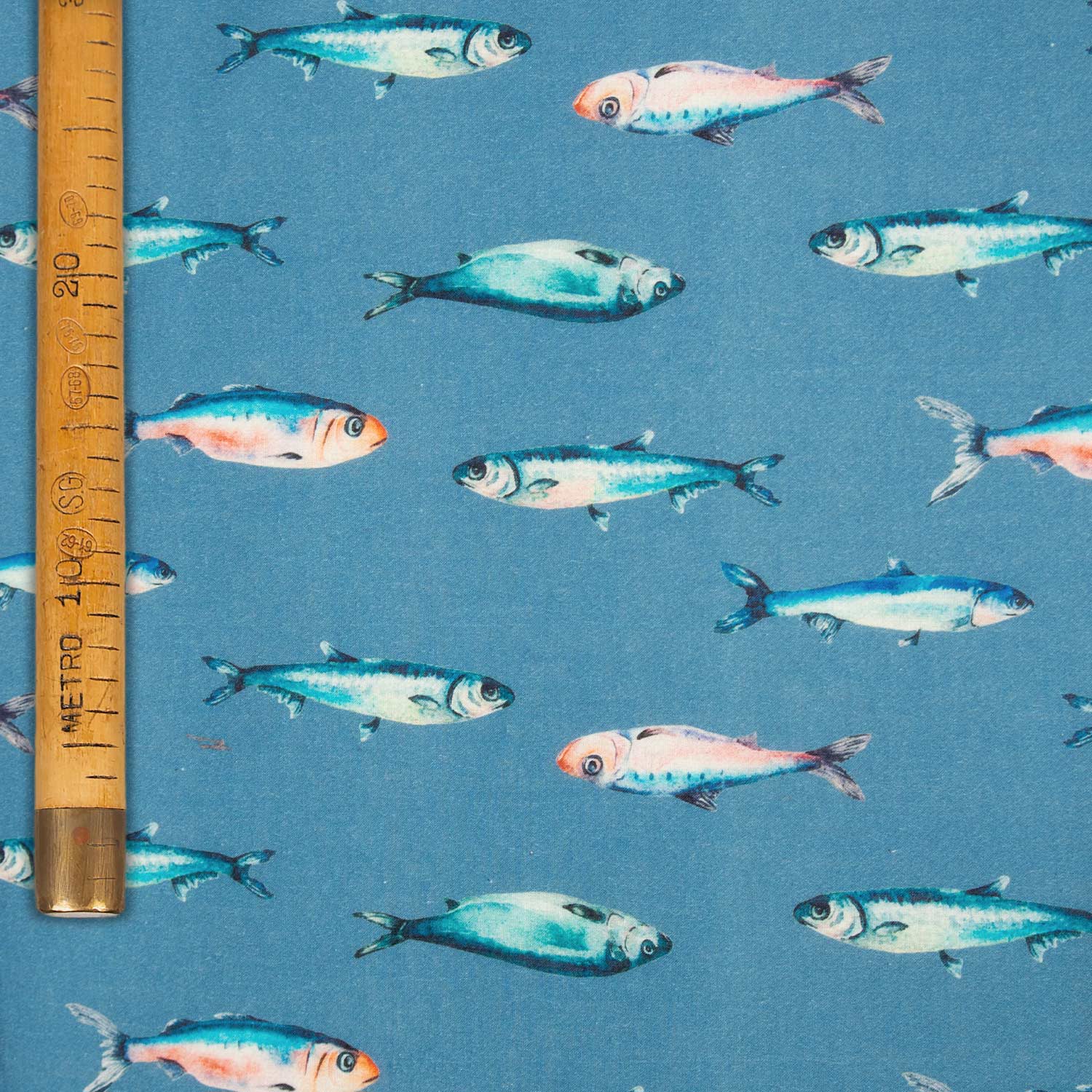 Mussola cotone 100% Made in Italy con stampa a sardine acquerellate su fondo blu oceano, larghezza 110 cm misurata con righello da sarto