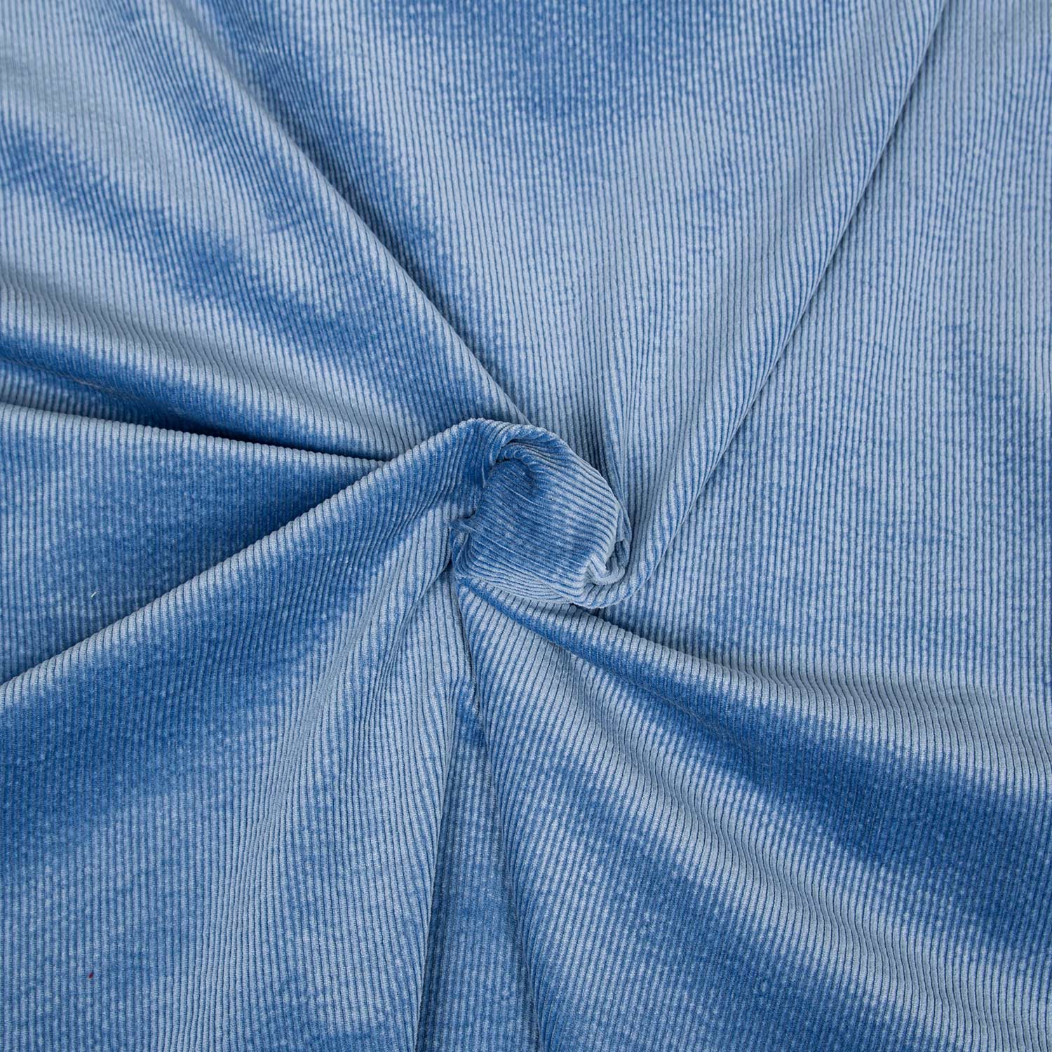 Tessuto in velluto a coste 500 righe morbido e di qualità. Una stoffa in cotone, modal ed elastane venduta al metro e sempre disponibile in grandi quantità; colore celeste