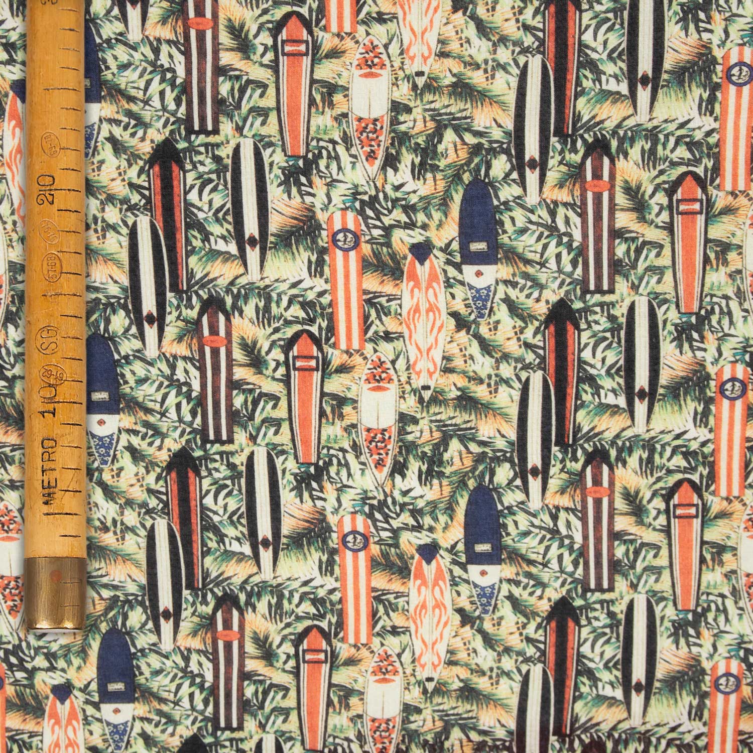 Mussola cotone stampata deadstock con pattern surf vintage tropical, tavole da surf anni 60 e palme