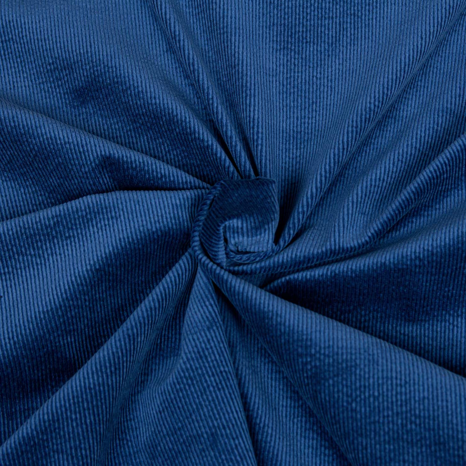 Tessuto in velluto a coste 500 righe morbido e di qualità. Una stoffa in cotone, modal ed elastane venduta al metro e sempre disponibile in grandi quantità; colore blu 