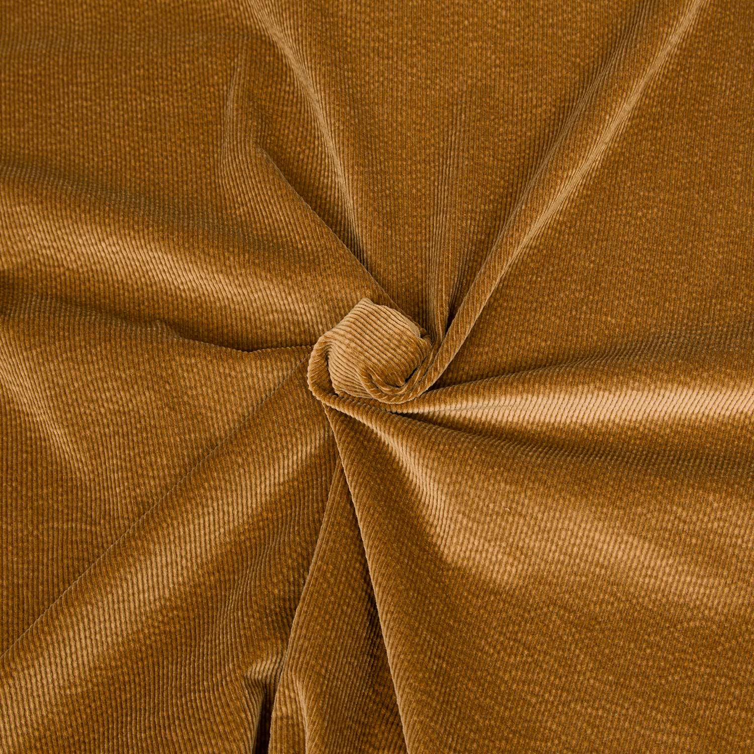 Tessuto in velluto a coste 500 righe morbido e di qualità. Una stoffa in cotone, modal ed elastane venduta al metro e sempre disponibile in grandi quantità; color cammello