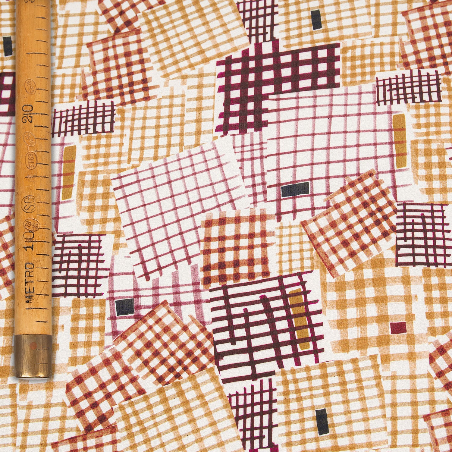 Scampolo di tessuto in viscosa con stampa geometrica su fondo bianco