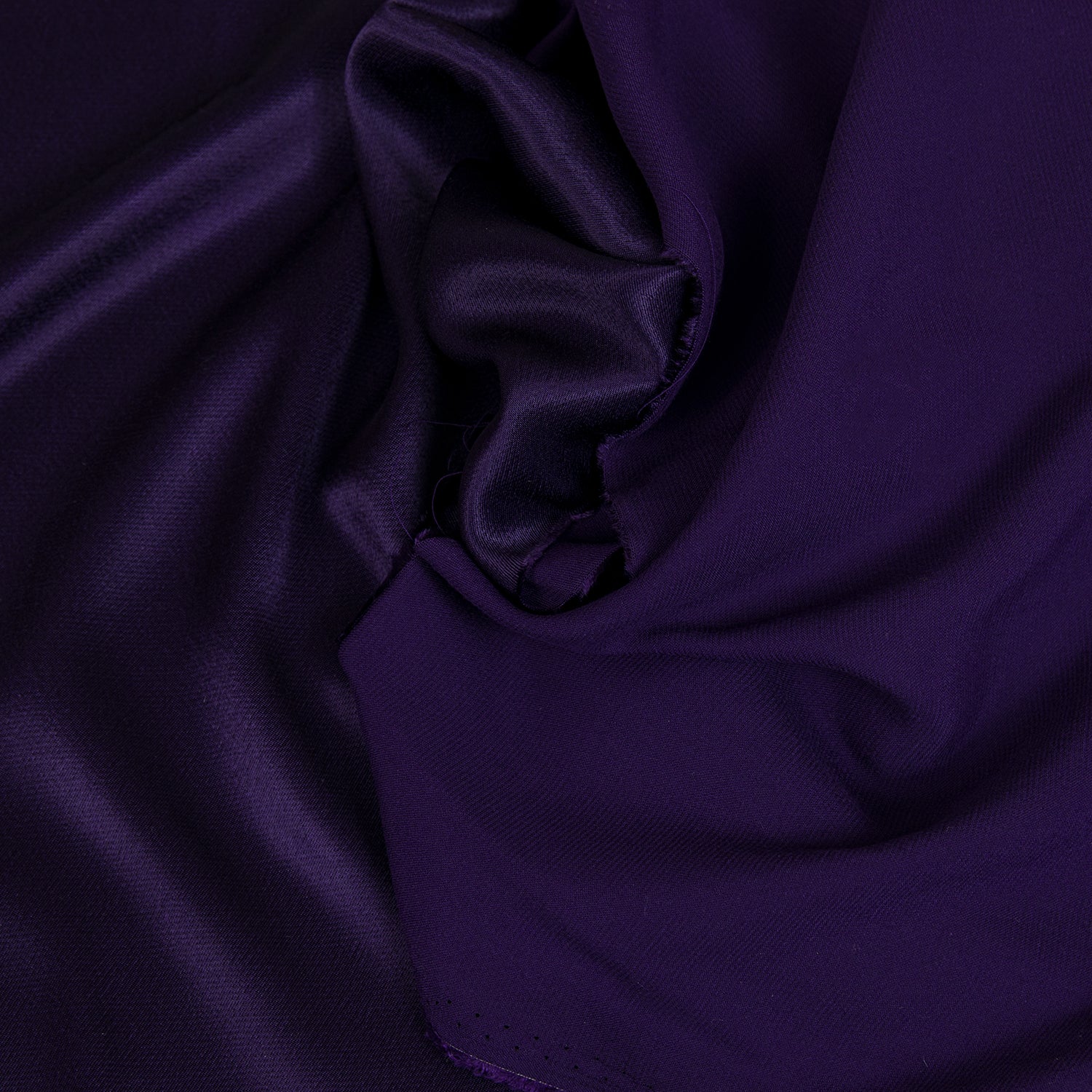 Tessuto in viscosa ECOVERO™ morbido, fluido ed elegante, sostenibile e leggero al tatto, ideale per capi raffinati e versatili, colore viola