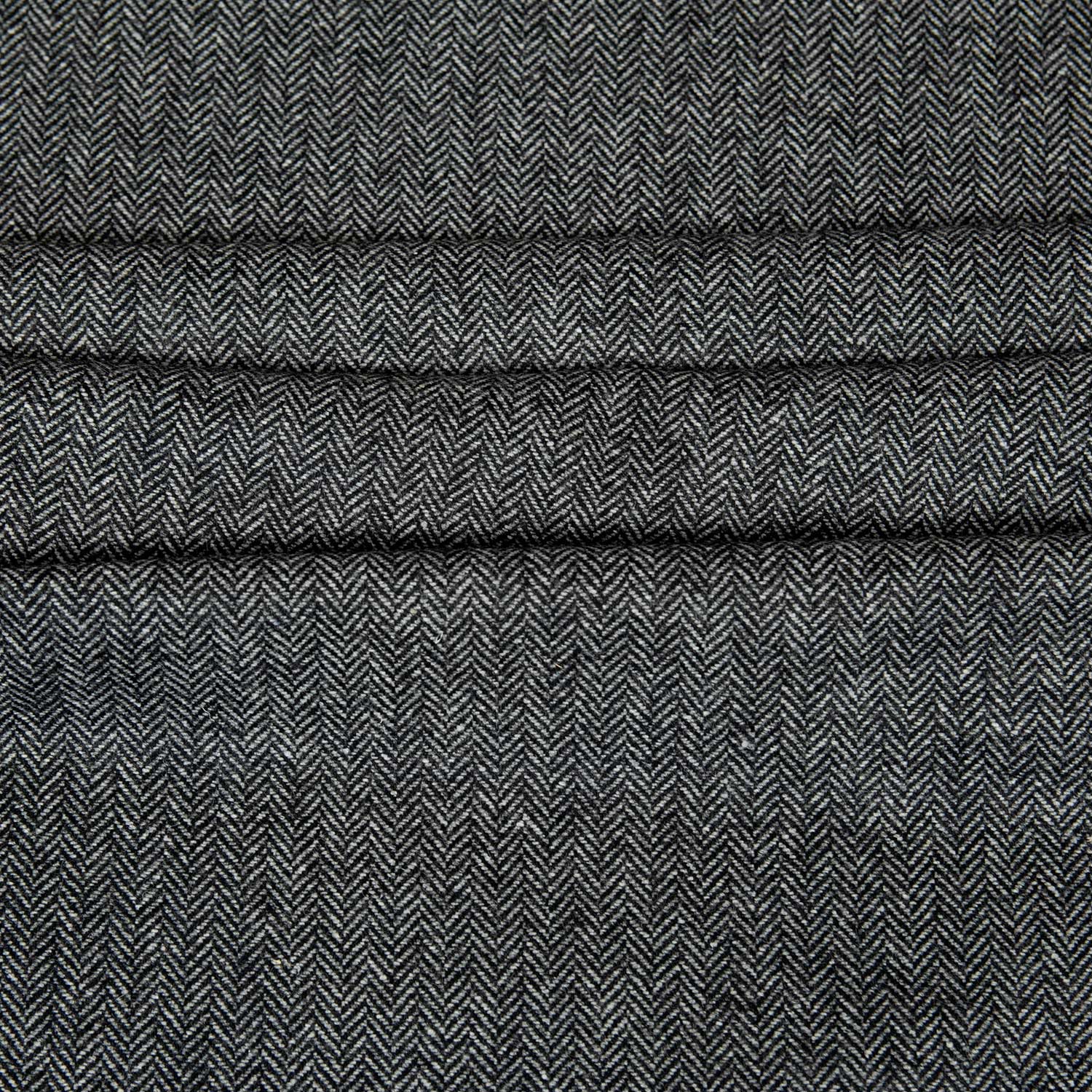 Tessuto spina di pesce grigio realizzato in 100% lana riciclata, trama Herringbone di ispirazione inglese per abbigliamento sartoriale.