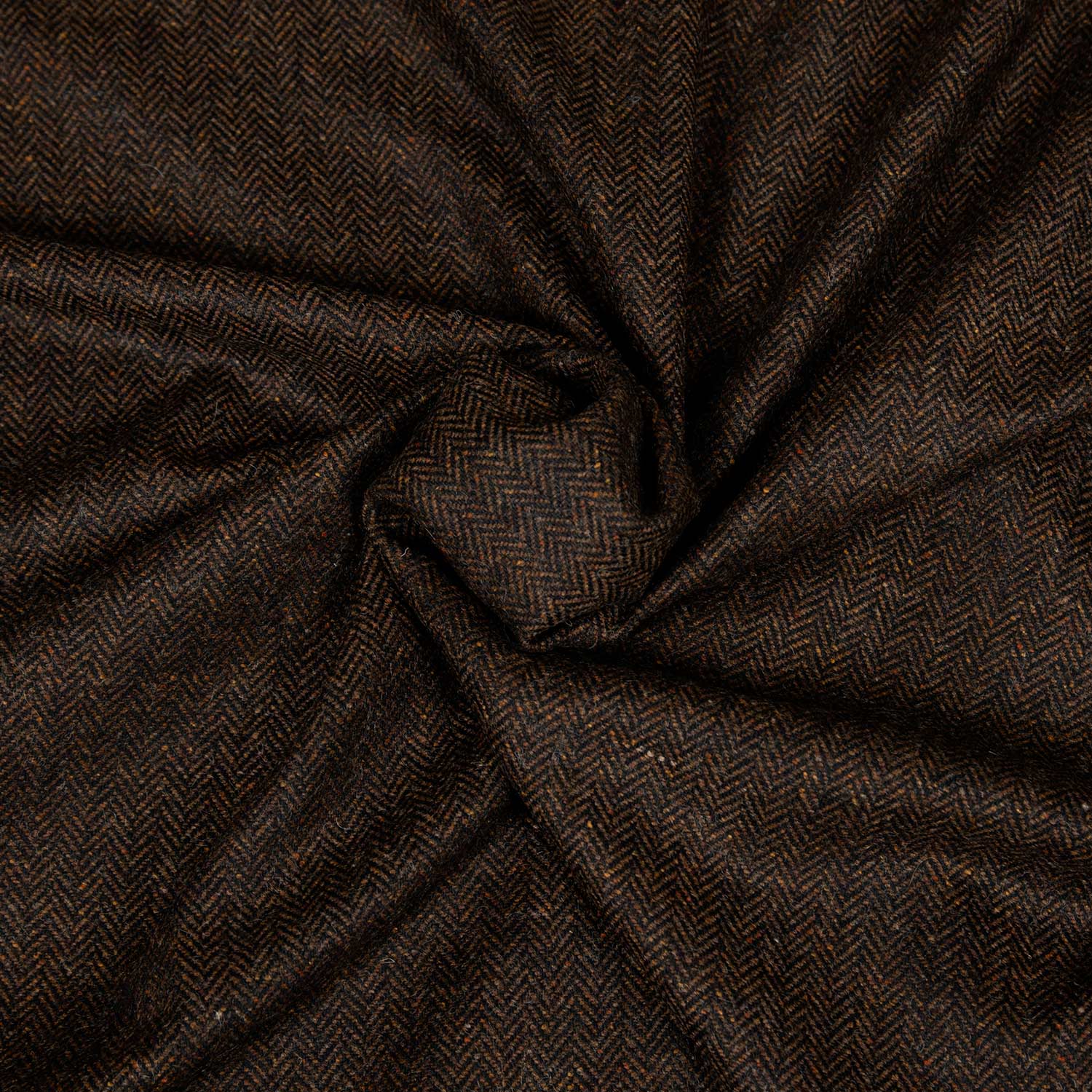 Tessuto Herringbone marrone in 100% lana riciclata con elegante trama spina di pesce, caldo e morbido, ideale per giacche e blazer.
