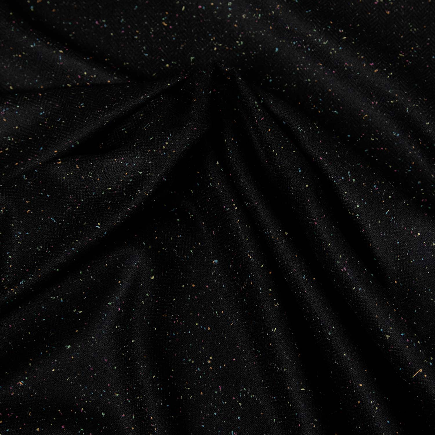 Primo piano tessuto Herringbone nero con filato Knickerbocker, lana riciclata morbida e calda per blazer, capispalla e abbigliamento sartoriale premium.