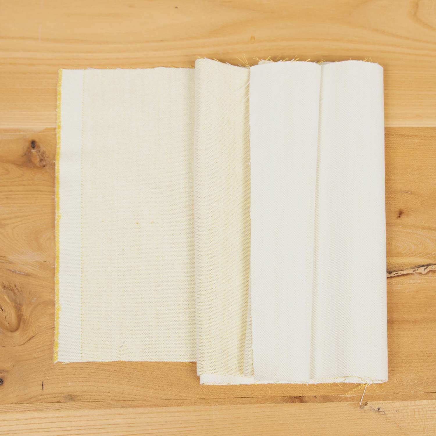 Tessuto denim bianco lavato con filo lurex oro, elegante e luminoso, ideale per capi fashion, capispalla leggeri e accessori originali.