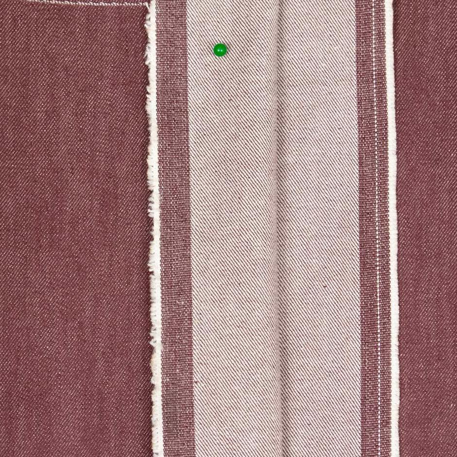 Scampolo di tessuto denim color bordeaux, un taglio di 2,3 metri in jeans stretch