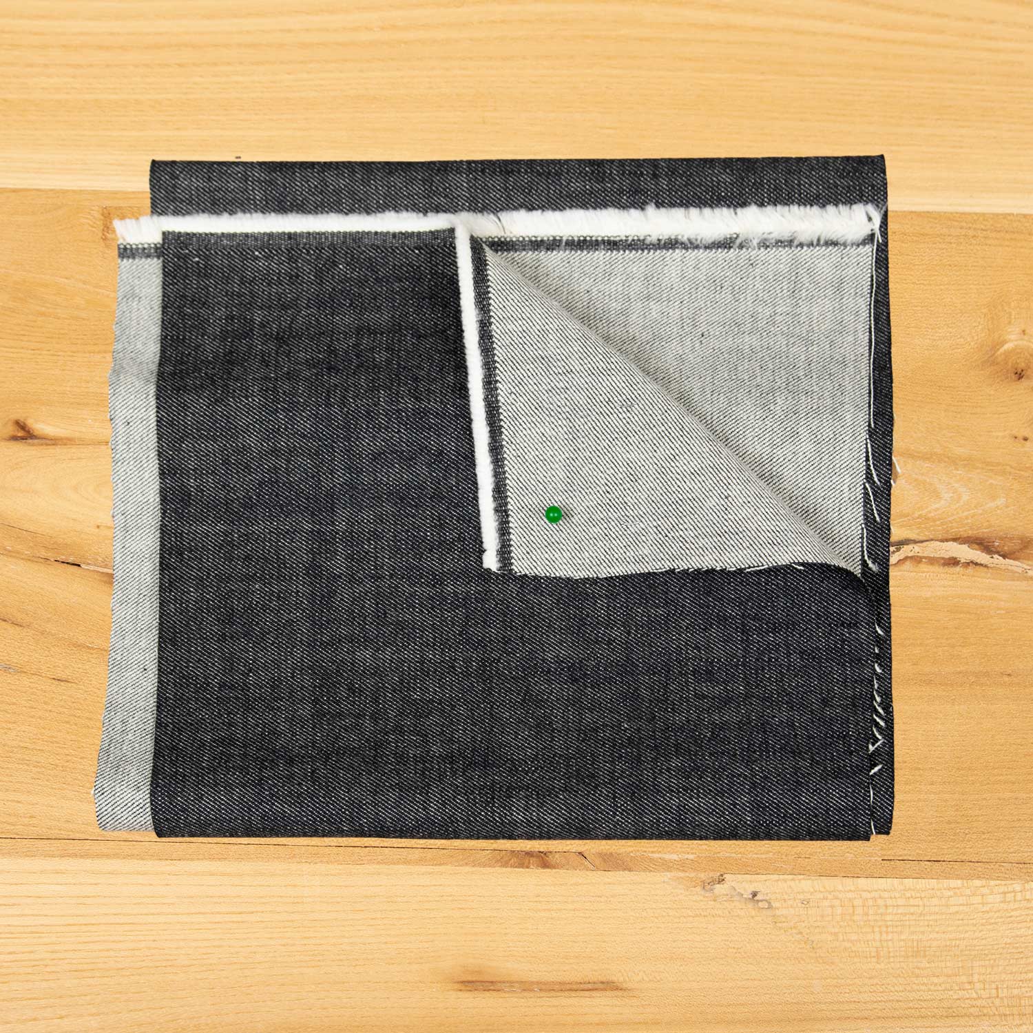 Tessuto denim 100% cotone pesante, colore nero, con trama compatta e struttura robusta, altezza 160 cm, ideale per jeans, giacche e abbigliamento workwear.