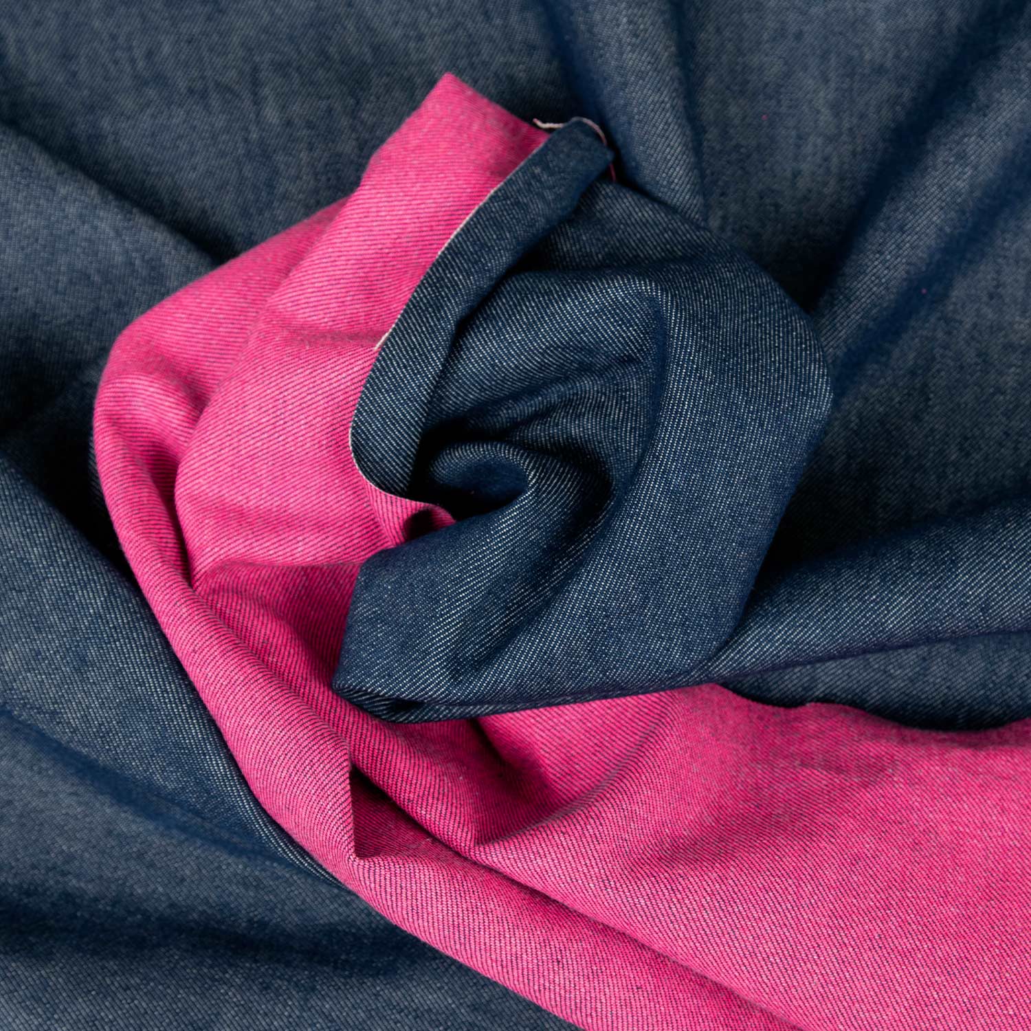 Denim double face reversibile con retro rosa fucsia, fronte blu classico