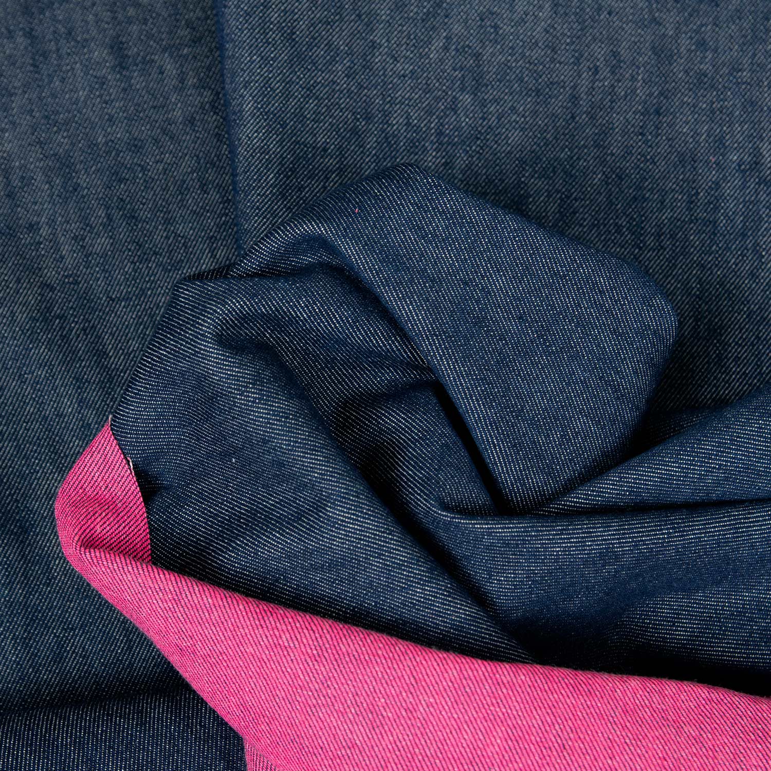 Denim reversibile double face, variante rosa fucsia, texture ravvicinata