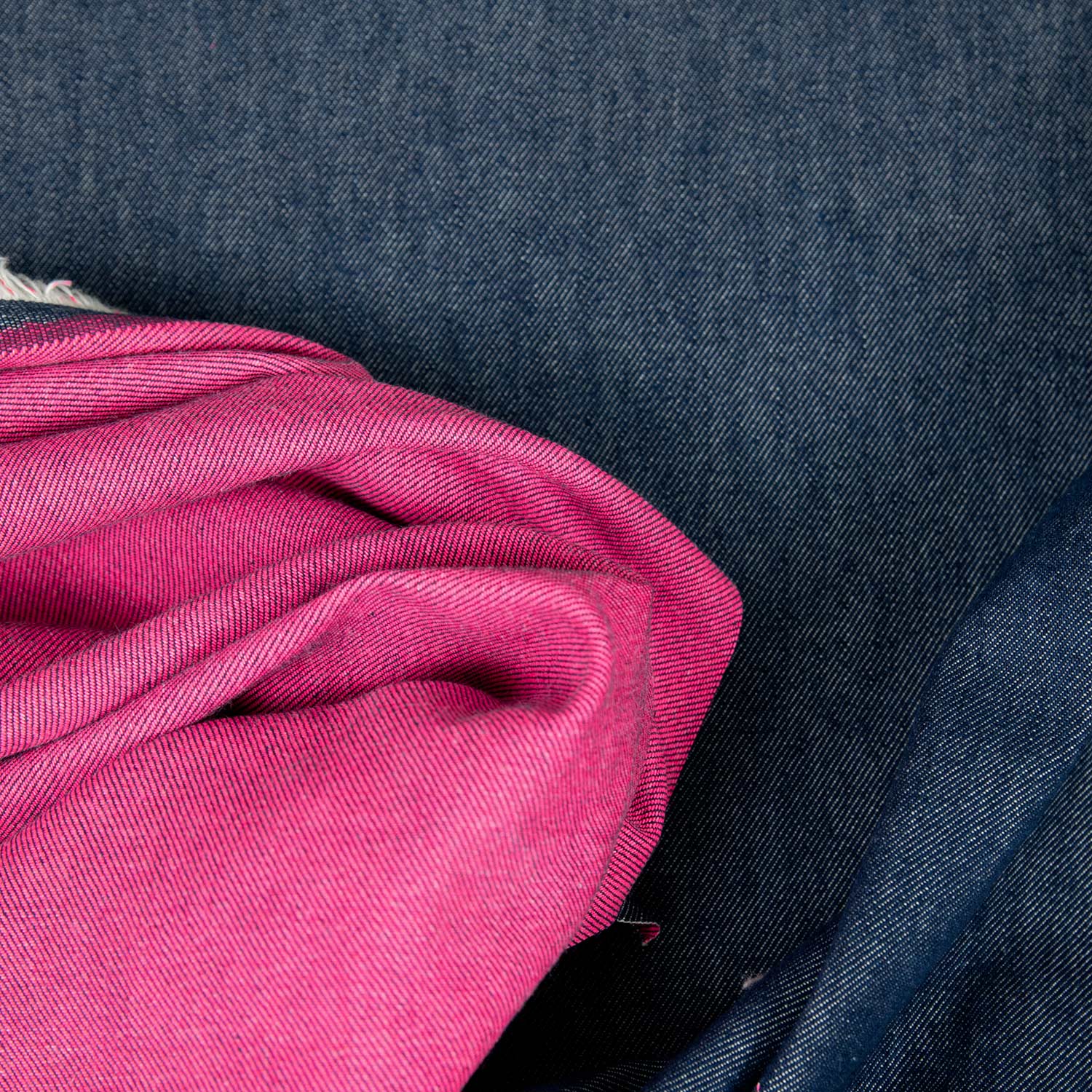 Tessuto jeans bicolore fermo lavato, dettaglio retro fucsia acceso