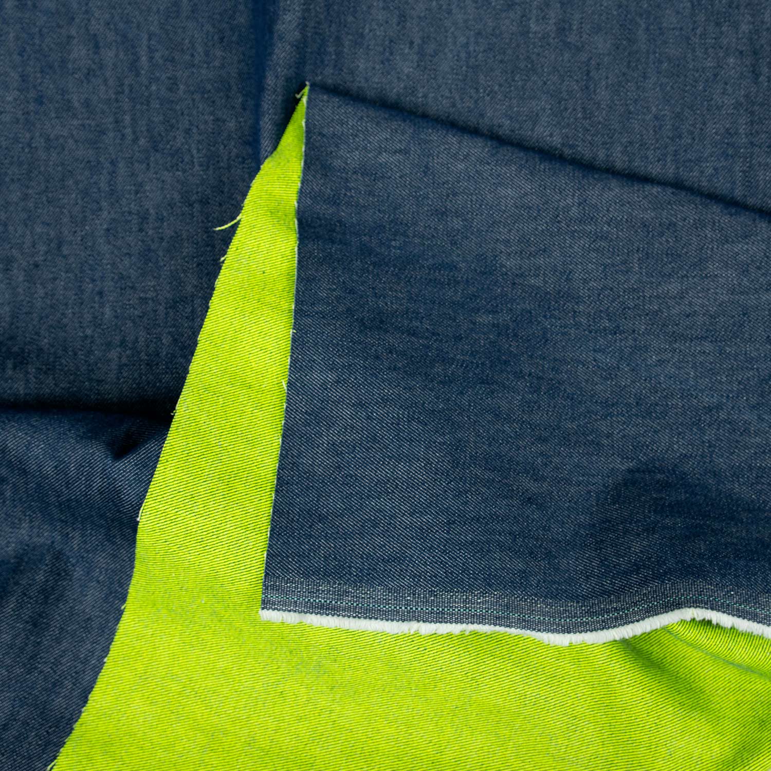 Tessuto jeans bicolore fermo lavato, dettaglio retro verde acceso