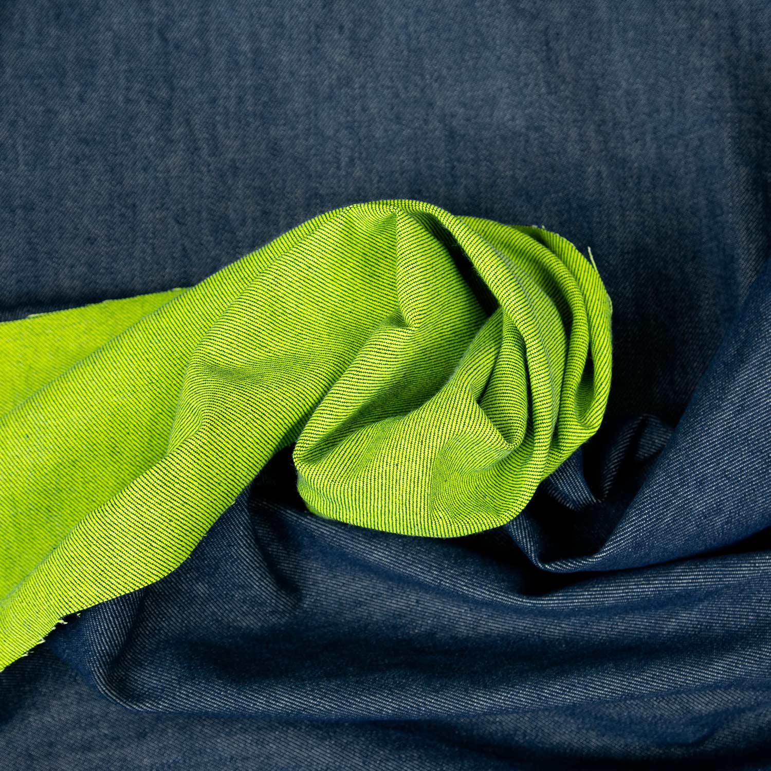 Denim double face reversibile con retro verde brillante, fronte blu classico