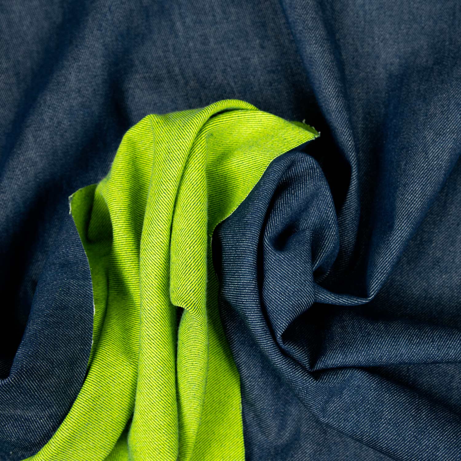 Denim reversibile double face, variante verde brillante, texture ravvicinata