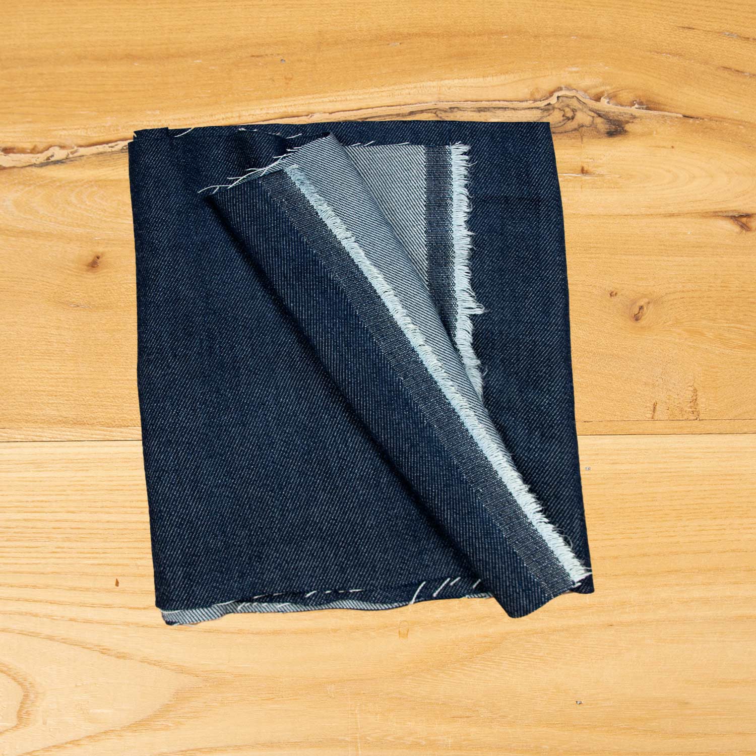 Denim Tencel blu scuro di alta qualità con finitura lavata, tessuto sostenibile e morbido ideale per collezioni moda premium.