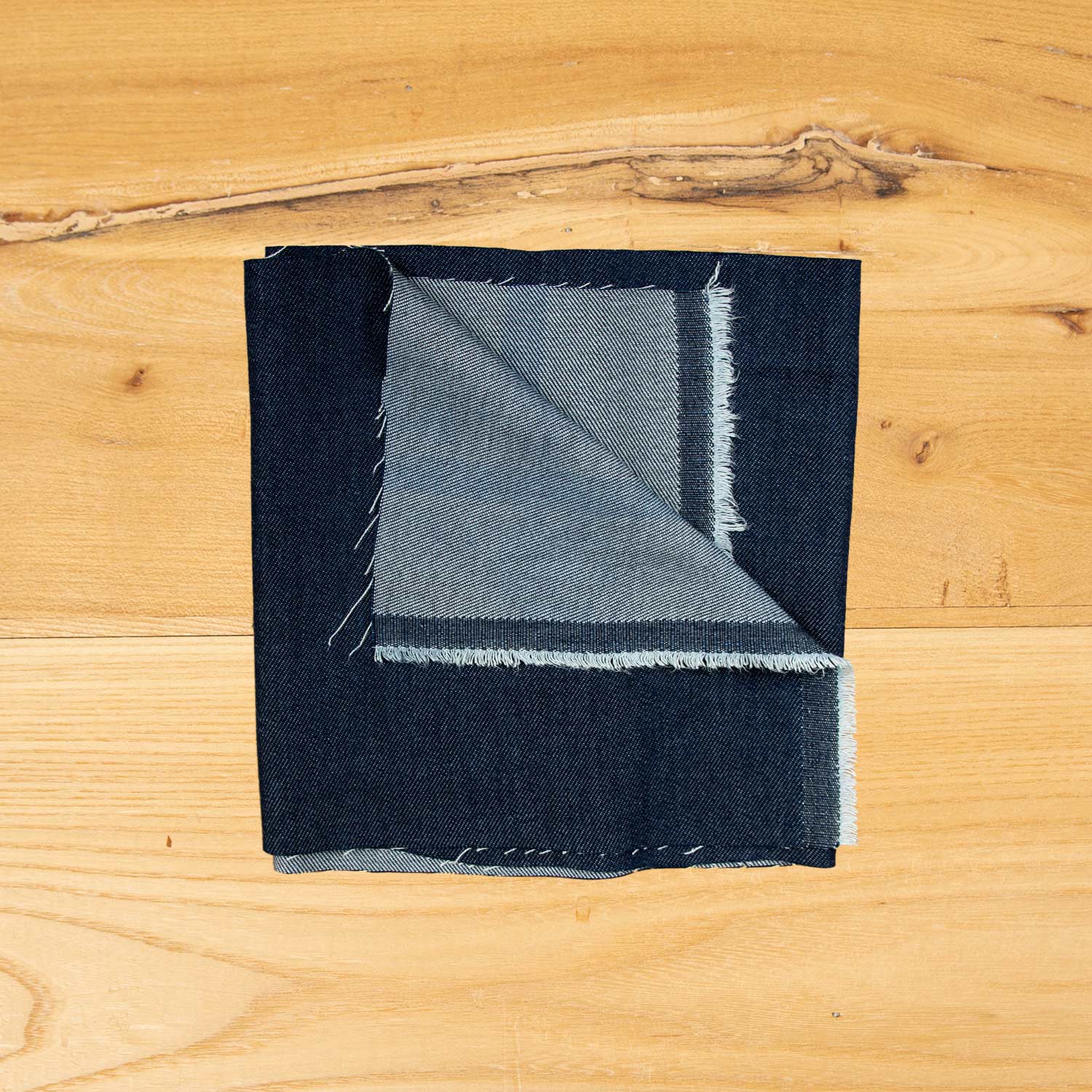 Tessuto denim blu scuro in 100% Tencel lavato, morbido e sostenibile, ideale per jeans, giacche denim e capi casual premium.