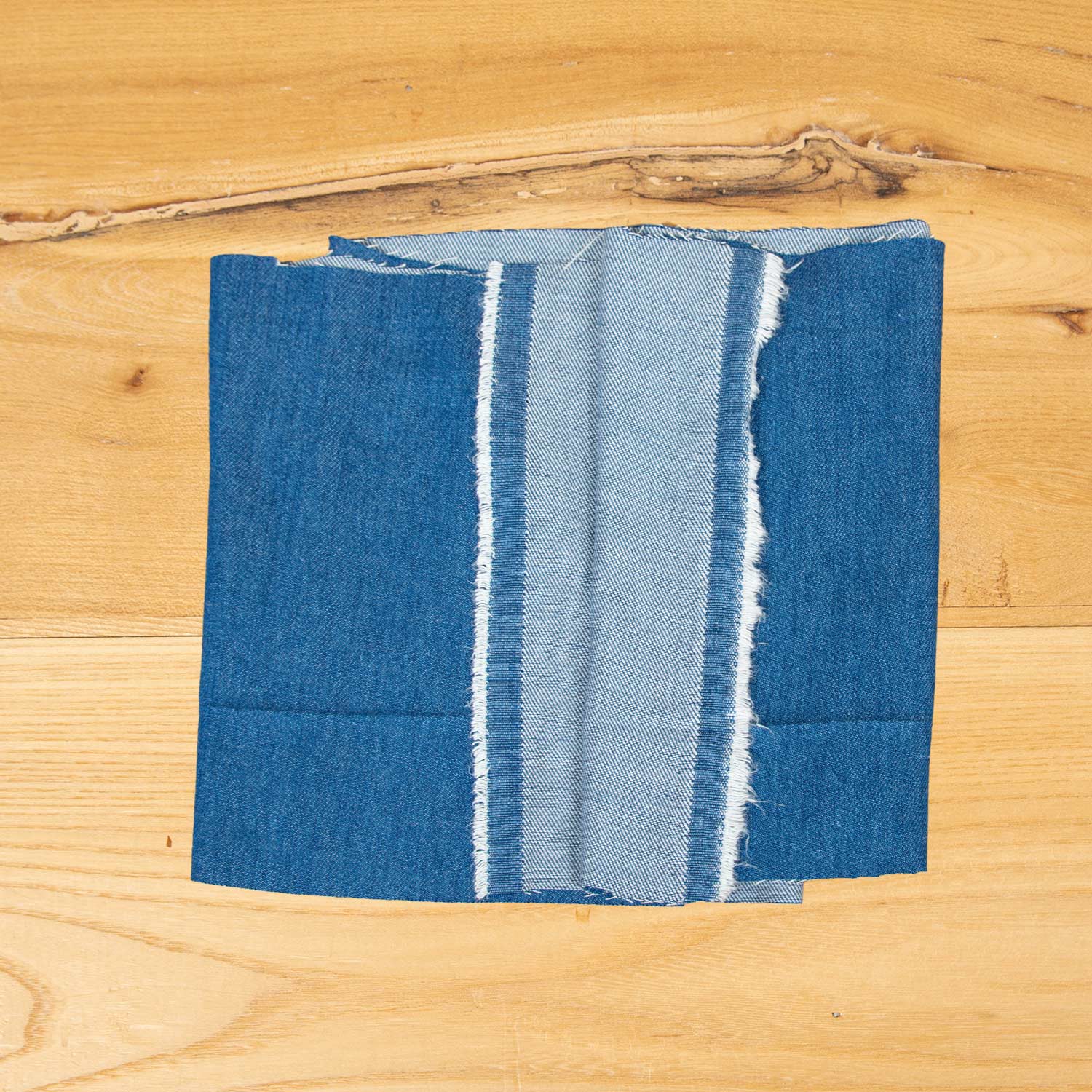 Tessuto denim blu chiaro in 100% Tencel deadstock lavato, morbido e sostenibile, ideale per jeans, giacche denim e capi casual premium.
