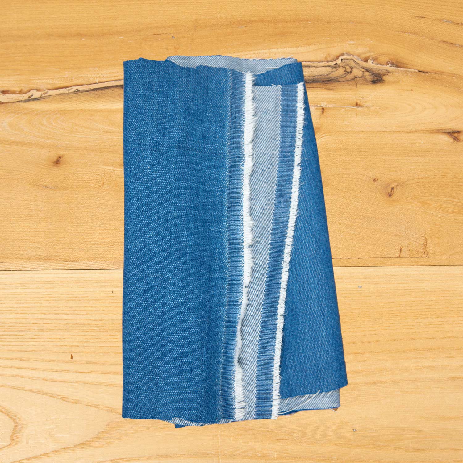 Denim Tencel blu chiaro lavato deadstock di alta qualità, tessuto sostenibile con aspetto autentico per collezioni moda premium.