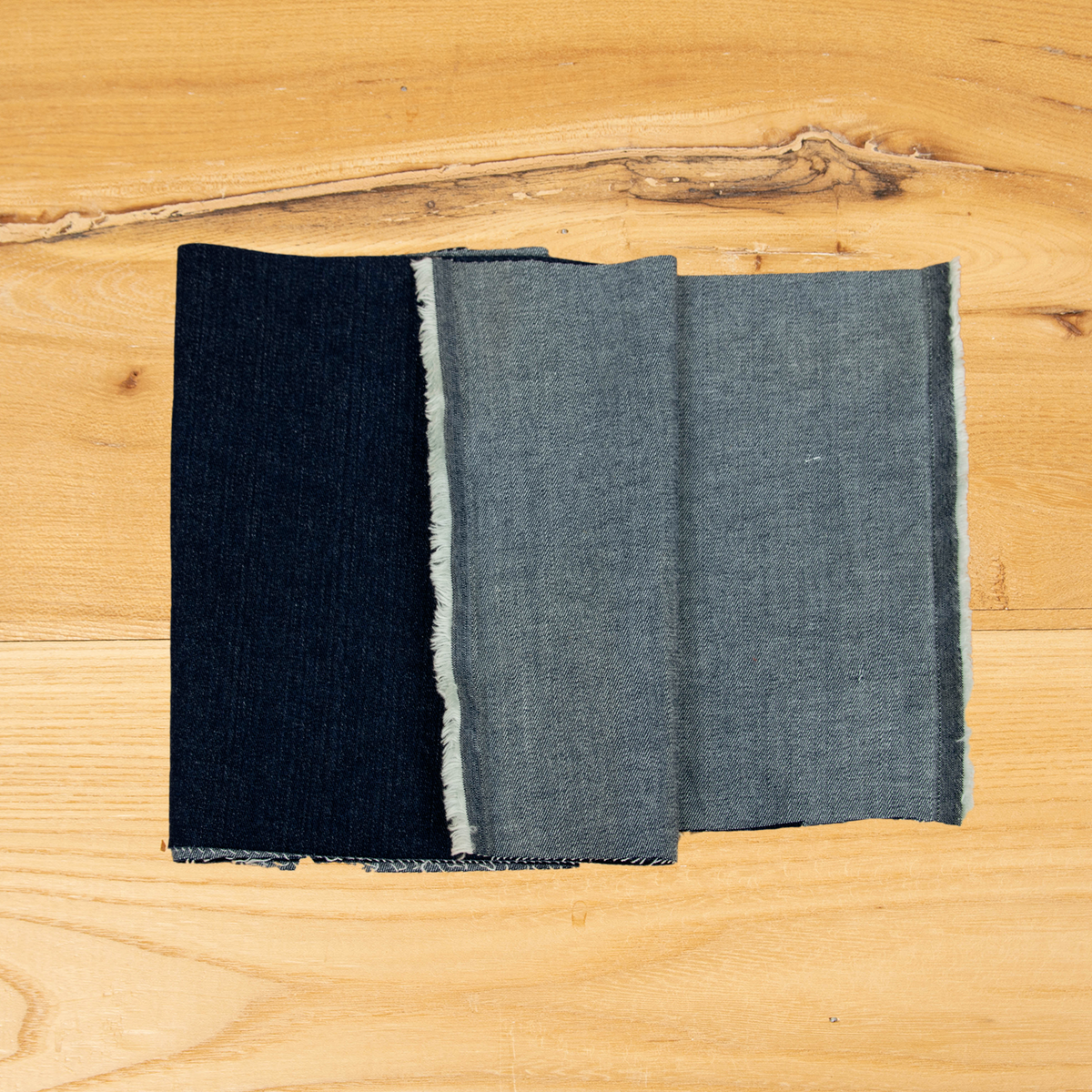 Tessuto denim blu scuro elasticizzato lavato, 97% cotone e 3% elastane, deadstock.