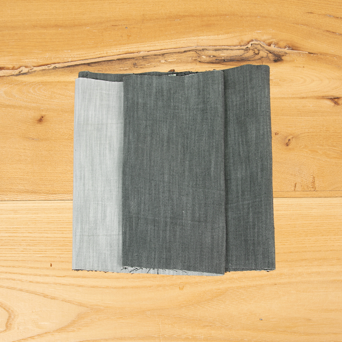 Tessuto denim grigio non lavato 100% cotone, denim pesante per jeans e abbigliamento.