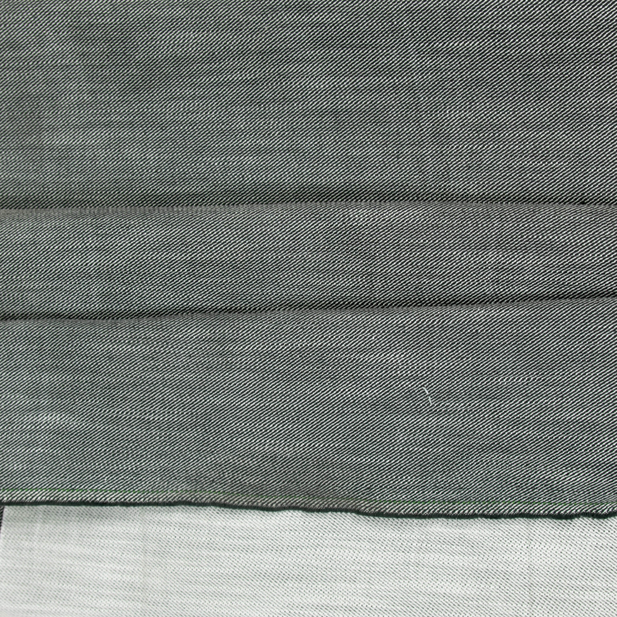 Denim grigio 100% cotone non lavato, tessuto jeans resistente disponibile in ampia metratura.
