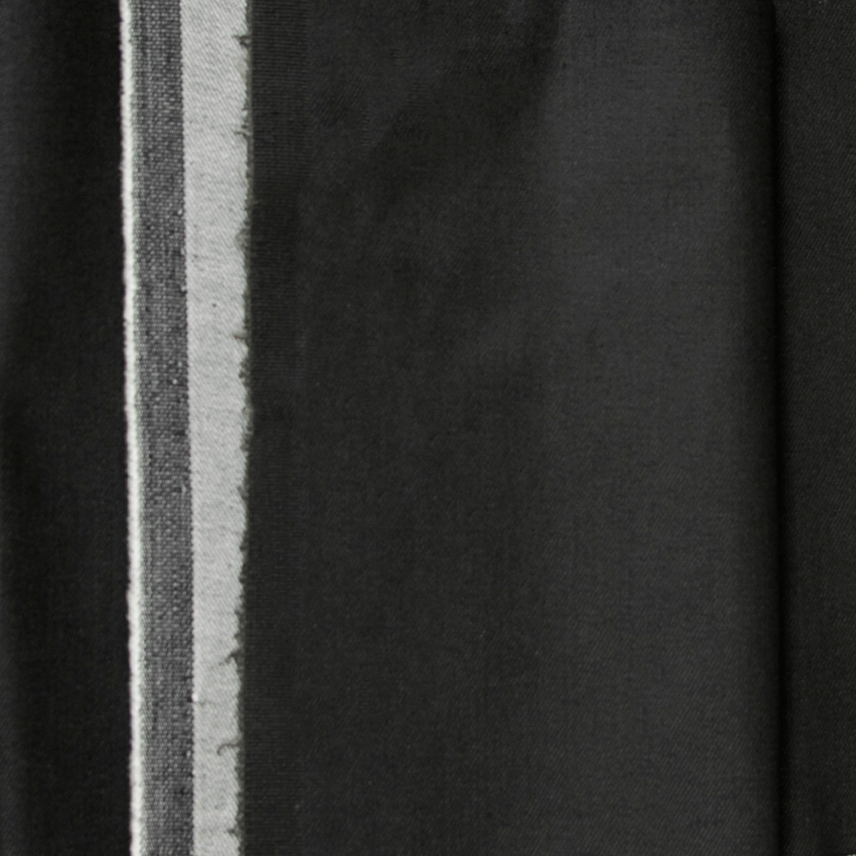 Denim jeans grigio scuro elasticizzato lavato, tessuto morbido ideale per pantaloni e abbigliamento.