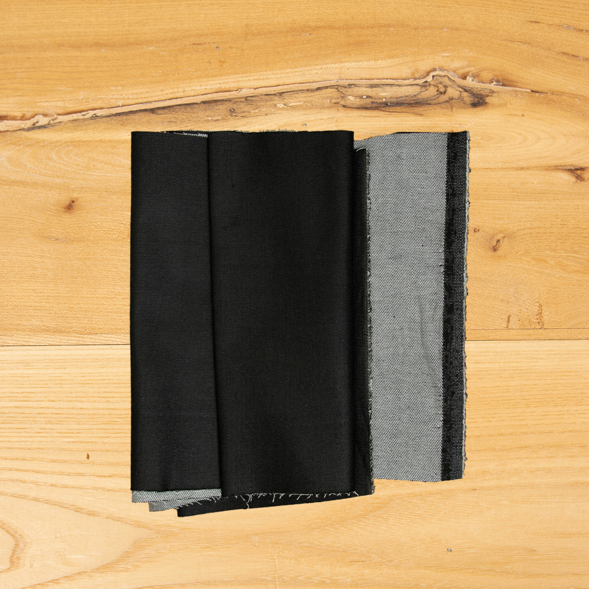 Tessuto denim grigio antracite quasi nero, elasticizzato e lavato, morbido e versatile.