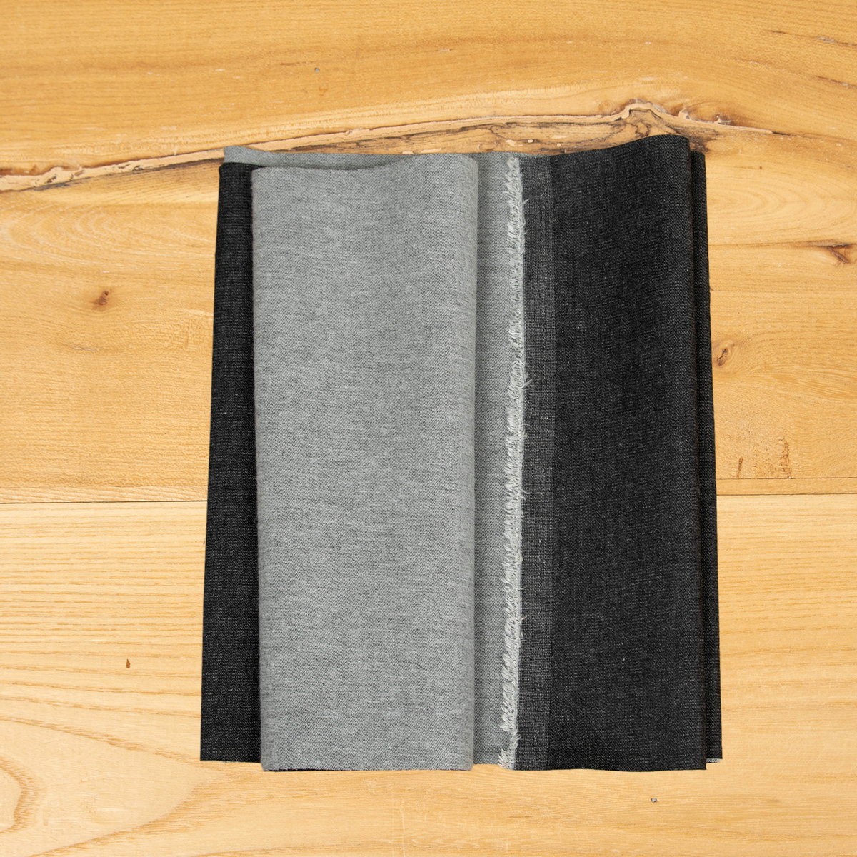 Tessuto denim grigio antracite elasticizzato e lavato, morbido e ideale per jeans e pantaloni.