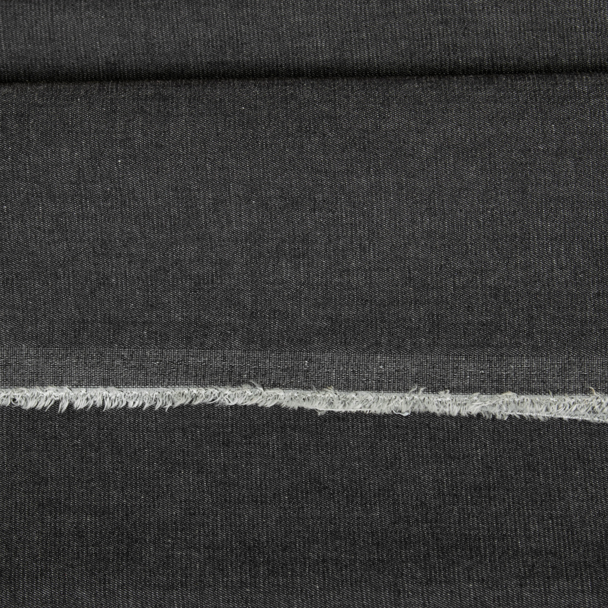 Denim grigio antracite lavato stretch, tessuto jeans 97% cotone e 3% elastane.