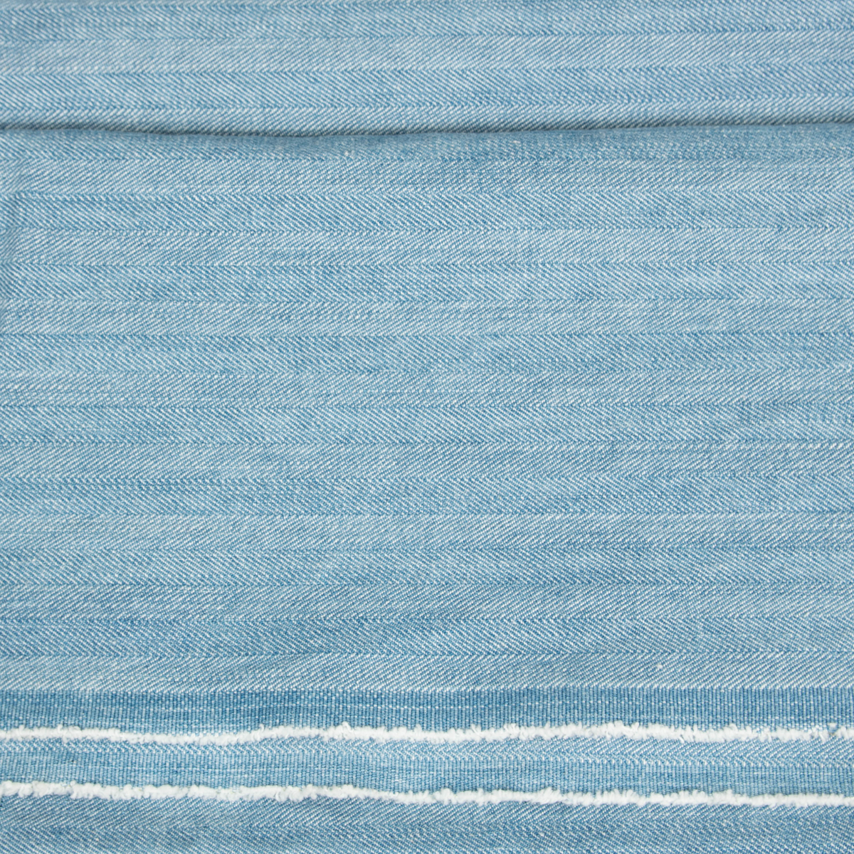 Tessuto denim chiaro rigato resca, 100% cotone e lavato, ideale per jeans e abbigliamento.