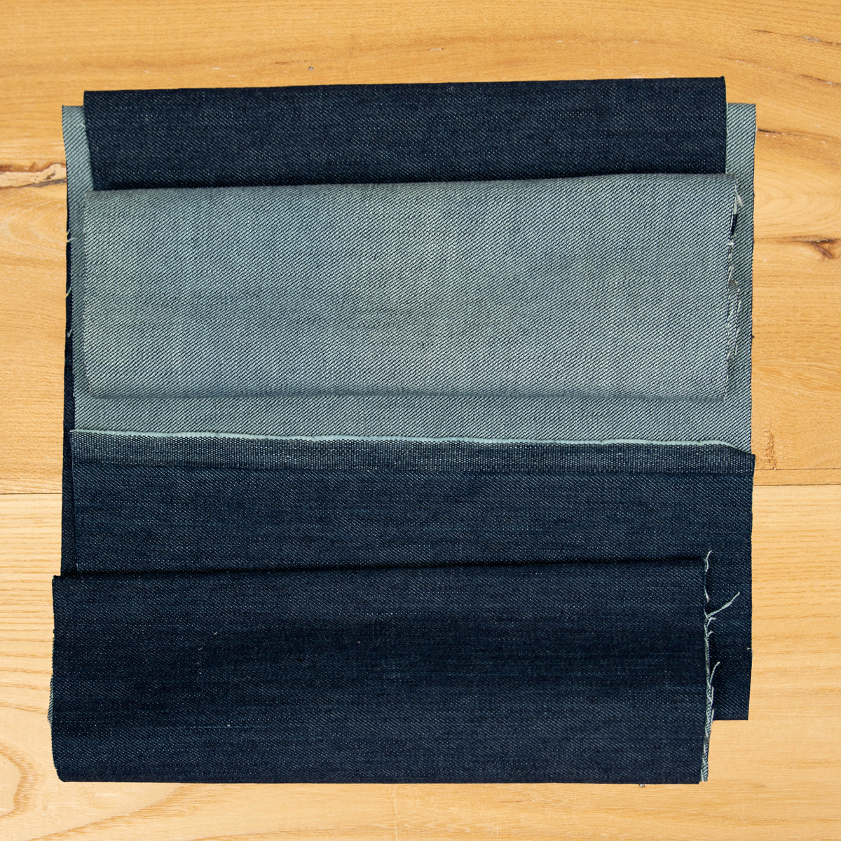 Denim deadstock blu scuro lavato stretch, tessuto jeans 97% cotone e 3% elastane.