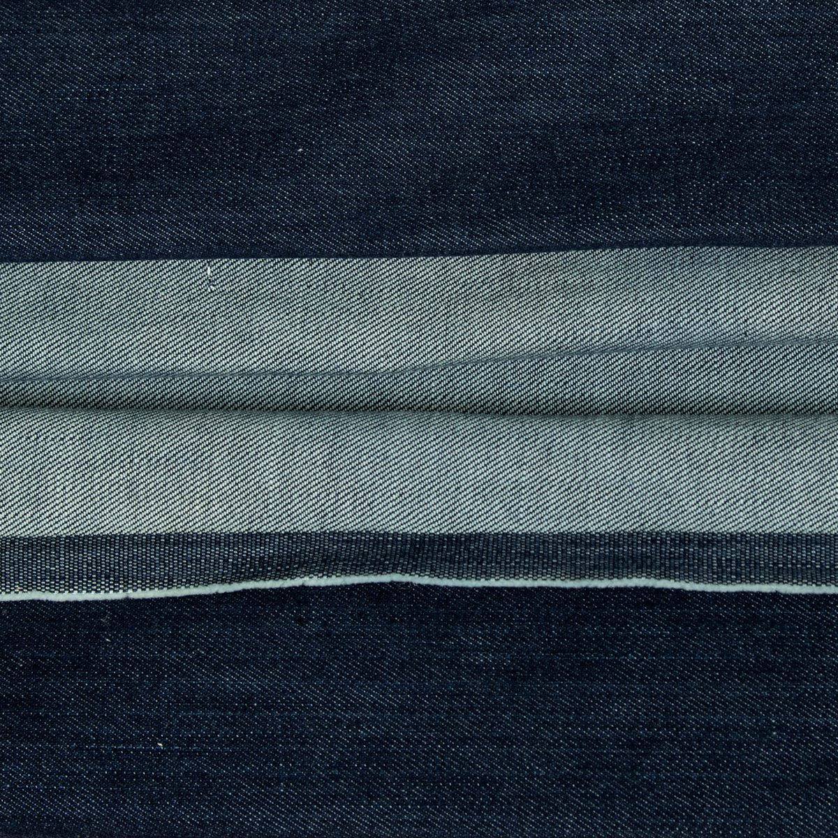 Tessuto denim blu scuro elasticizzato e lavato, denim deadstock disponibile in ampie metrature.