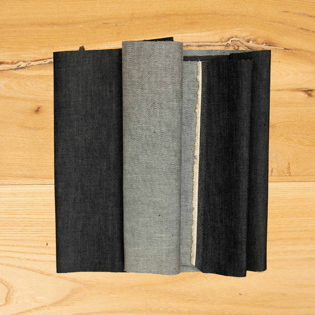 Denim grigio antracite non lavato stretch, tessuto 97% cotone e 3% elastane per jeans e pantaloni.