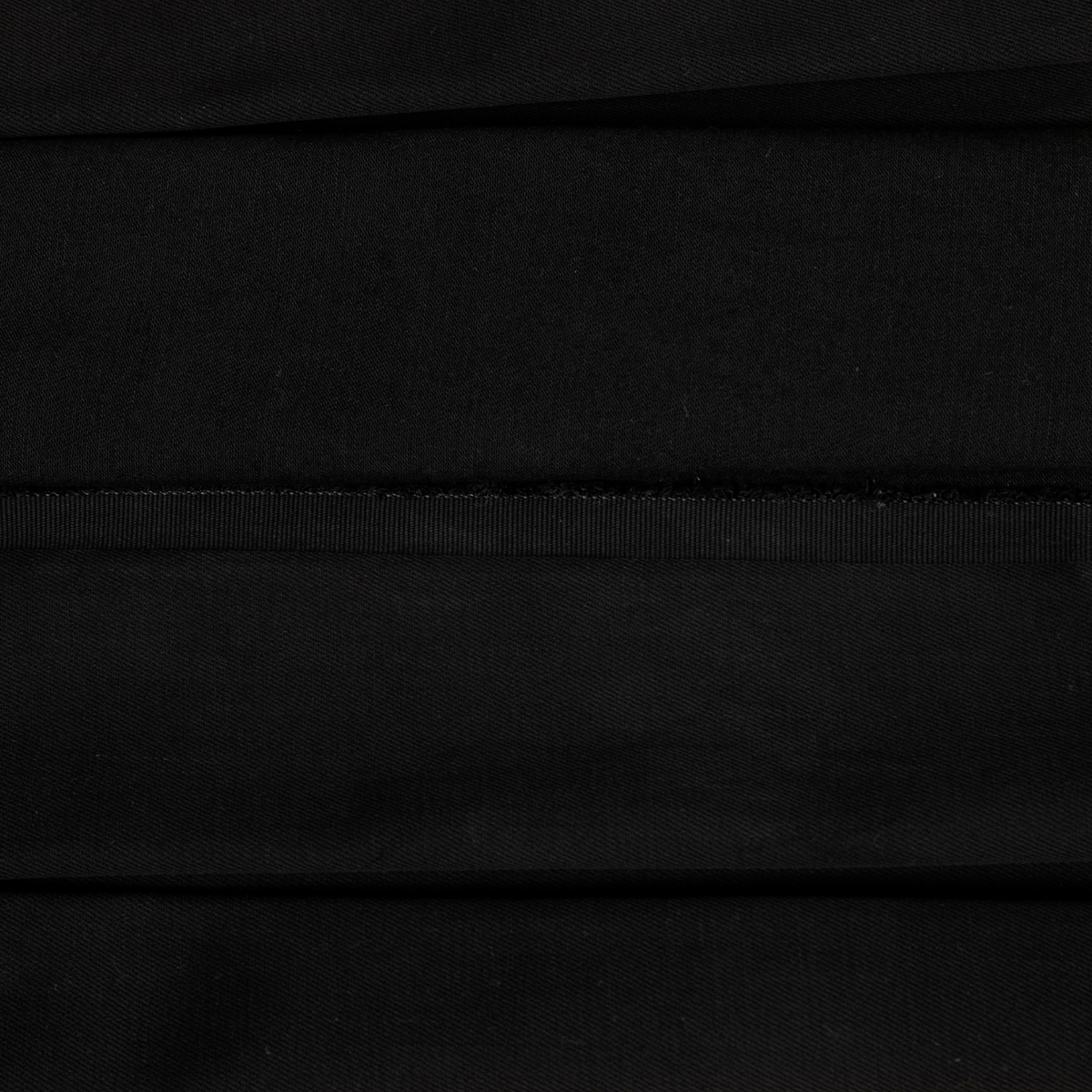 Tessuto denim nero elasticizzato e lavato, deadstock leggero disponibile in ampi metraggi.