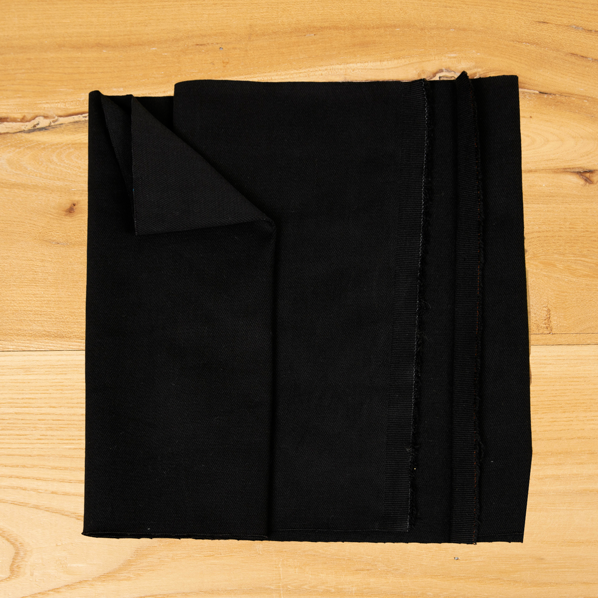 Denim nero lavato stretch deadstock, tessuto jeans 97% cotone e 3% elastane.