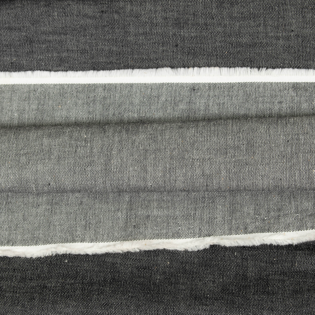 Tessuto denim grigio antracite lavato 100% cotone, ideale per jeans, pantaloni e capi moda.