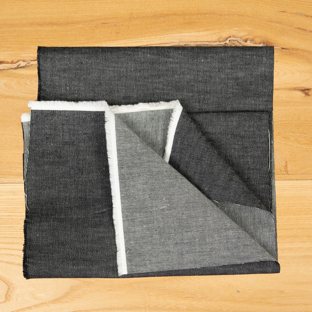 Denim lavato grigio antracite 100% cotone deadstock, tessuto denim al metro in ampia metratura.