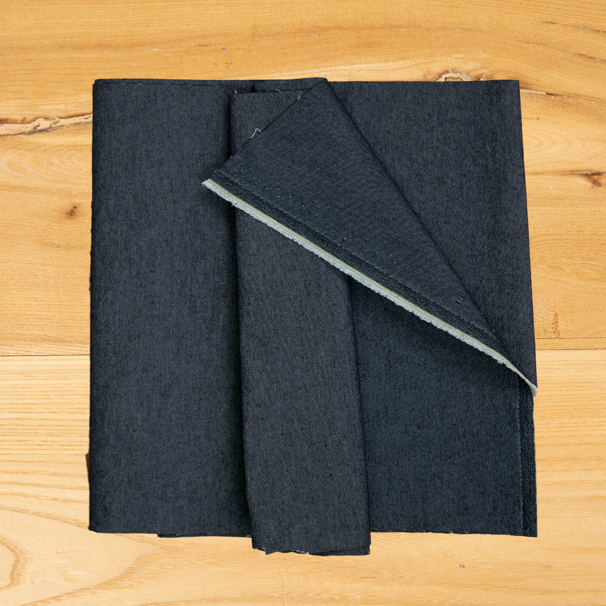 Denim stretch blu scuro 97% cotone e 3% elastane deadstock, tessuto denim al metro in ampia metratura