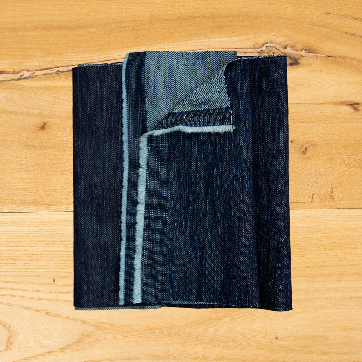 Denim indigo 100% cotone deadstock in ampia metratura, tessuto denim al metro per jeans e abbigliamento.
