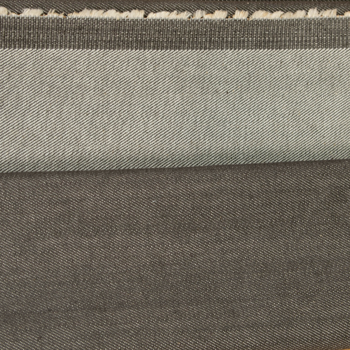 Tessuto denim grigio lavato 100% cotone, denim deadstock ideale per jeans, pantaloni e giacche. Spedizioni rapide in tutto il mondo.